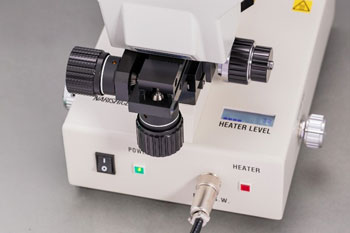 XY調整ハンドル（手前）